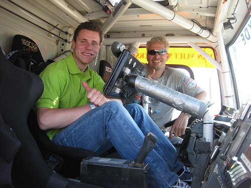 Simon Knap in cabine dakar truck met Wuf van Ginkel